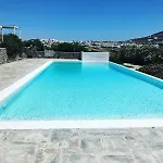 Cycladique Avec Piscine A Debordement Vue Imprenable Sur La