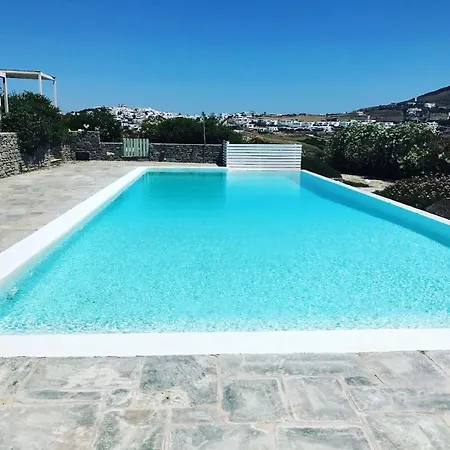 Cycladique Avec Piscine à Débordement Vue Imprenable Sur La
