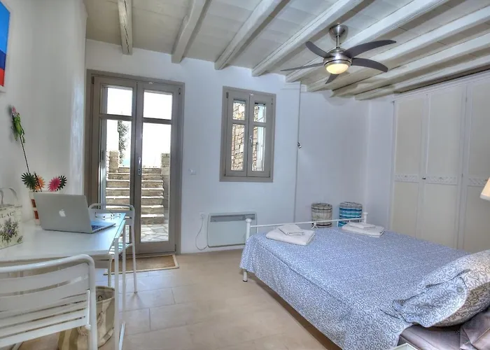 Cycladique Avec Piscine A Debordement Vue Imprenable Sur La Piso Livadi