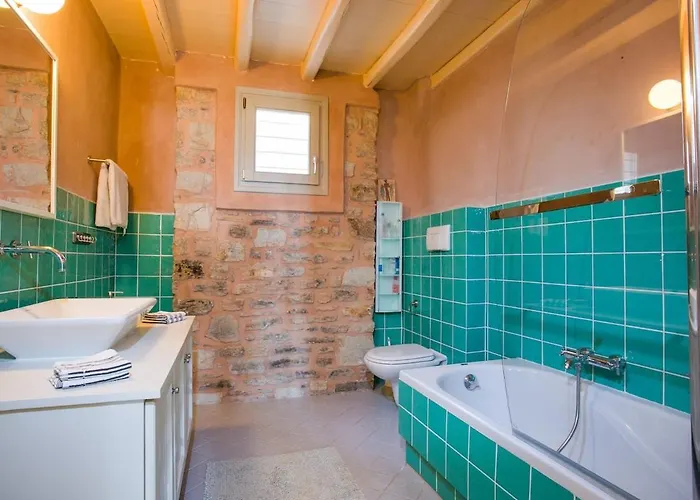 Cycladique Avec Piscine A Debordement Vue Imprenable Sur La