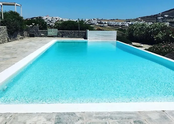 Cycladique Avec Piscine A Debordement Vue Imprenable Sur La
