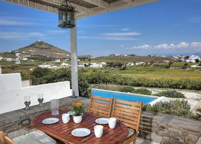 Cycladique Avec Piscine A Debordement Vue Imprenable Sur La