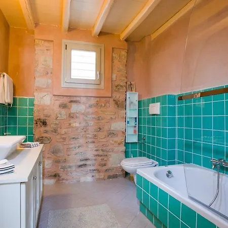 Cycladique Avec Piscine à Débordement Vue Imprenable Sur La