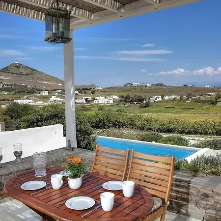 Cycladique Avec Piscine à Débordement Vue Imprenable Sur La