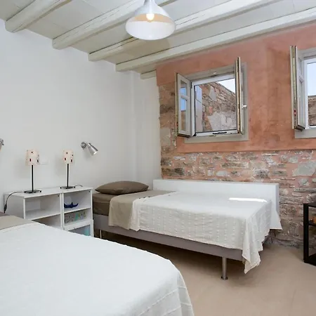 Cycladique Avec Piscine à Débordement Vue Imprenable Sur La