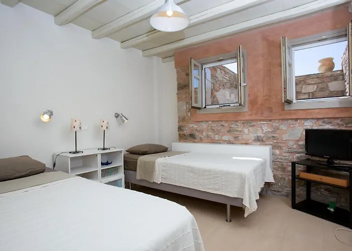 Cycladique Avec Piscine A Debordement Vue Imprenable Sur La